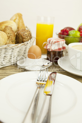 französisches Frühstück mit croissant, Saft und marmelade auf