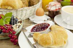 französisches Frühstück mit croissant, Saft und marmelade auf