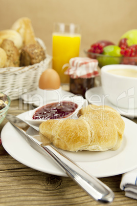 französisches Frühstück mit croissant, Saft und marmelade auf