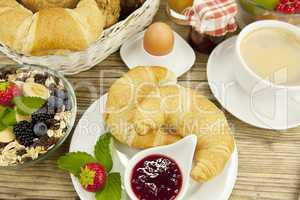 französisches Frühstück mit croissant, Saft und marmelade auf