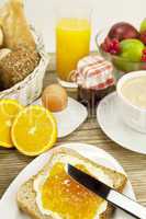 frisches frühstück mit toast und Marmelade auf einem Teller au