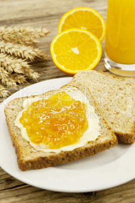 frisches frühstück mit toast und Marmelade auf einem Teller au