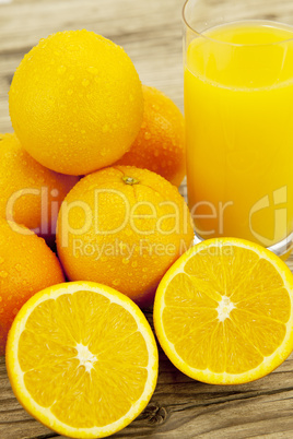 frischer gesunder Orangensaft mit orangen auf einem Tisch