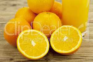 frischer gesunder Orangensaft mit orangen auf einem Tisch