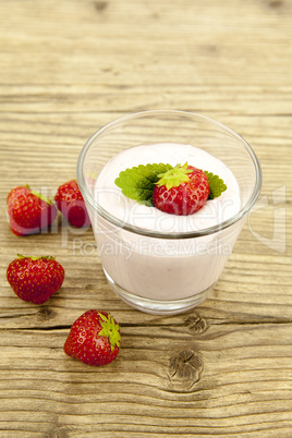 frischer erdbeer joghurt shake mit erdbeeren auf einem Tisch