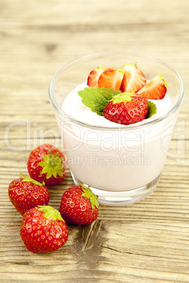 frischer erdbeer joghurt shake mit erdbeeren auf einem Tisch