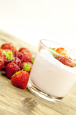 frischer erdbeer joghurt shake mit erdbeeren auf einem Tisch