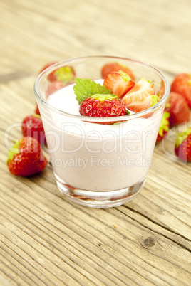 frischer erdbeer joghurt shake mit erdbeeren auf einem Tisch