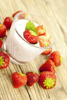 frischer erdbeer joghurt shake mit erdbeeren auf einem Tisch