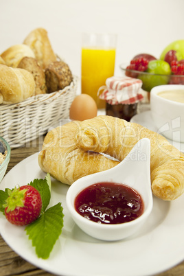 französisches Frühstück mit croissant, Saft und marmelade auf