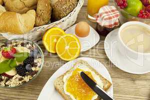 frisches frühstück mit toast und Marmelade auf einem Teller au