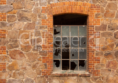 Ein Fenster in einer alten verfallenen Mauer