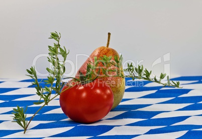 Tomate und Birne mit Thymian