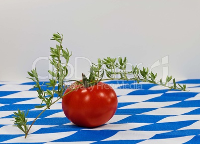 Tomate mit Thymianzweig