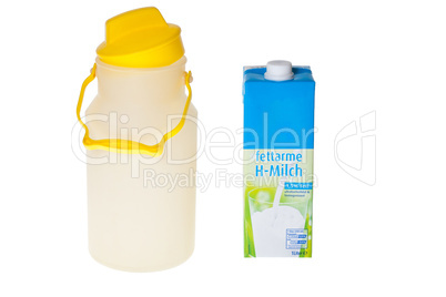 Kunststoffmilchkanne und Milchkarton