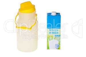 Kunststoffmilchkanne und Milchkarton