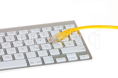 Netzwerkkabel auf Tastatur