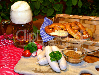 bayrische Brotzeit mit Weißwürsten