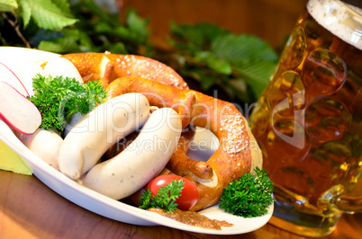 bayrische Brotzeit mit Weißwürsten