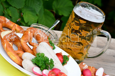 bayrische Brotzeit mit Weißwürsten