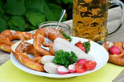 bayrische Brotzeit mit Weißwürsten