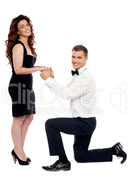 Guy on his knees proposing girl to marry