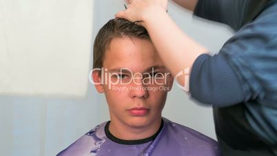 Barber cutting hair timelapse