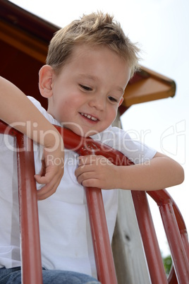 Kleiner Junge am Spielplatz