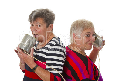 Seniorinnen mit Blechdosentelefon