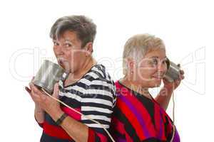 Seniorinnen mit Blechdosentelefon