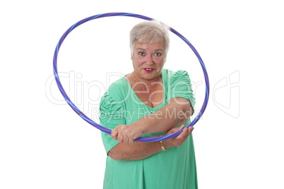 Seniorin mit Hula Hoop Reifen beim Workout