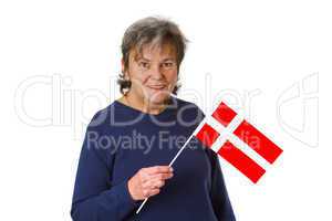 Seniorin mit daenischer Nationalflagge