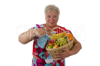 Seniorin mit frischem Obst