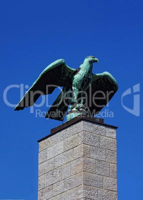 Adler Skulptur auf einer Säule in Berlin