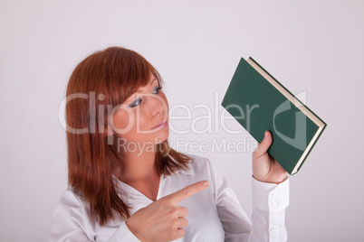Eine junge Frau hält ein Buch hoch