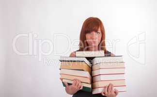 Eine junge schöne Frau trägt viele Bücher