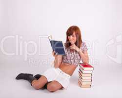 Eine junge schöne Frau liest ein Buch