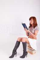 Eine junge schöne Frau liest ein Buch