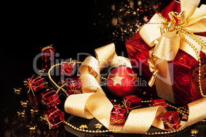 rotes weihnachtsgeschenk mit christbaumkugel