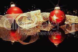 rote christbaumkugeln mit goldenem metallband