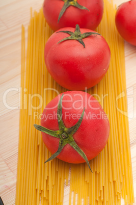 fresh tomato and spaghetti pasta