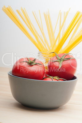 fresh tomato and spaghetti pasta