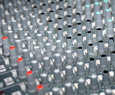 Sound mixing console