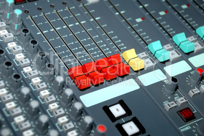 Sound mixing console