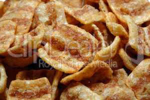 Bicoloured wheaten chips
