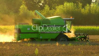 10716 combine harvester fill tractor trailer