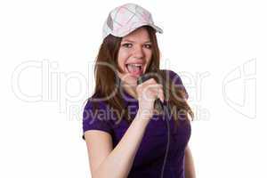 Frau mit Kappe singt