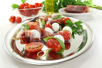 leckere Tomaten-Mozarella-Schinken-Spieße
