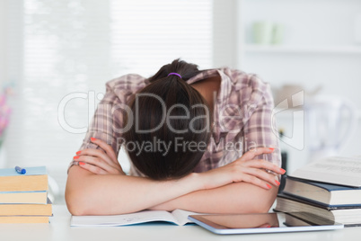 Front view of a woman leaning on the table