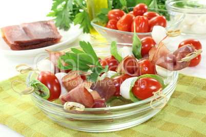 Tomaten-Mozarella-Schinken-Spieße mit Basilikum